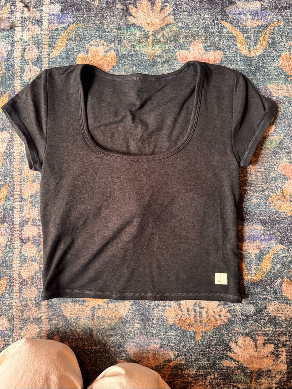 Vuori Black Scoop Crop Tee w Interior Bra and Pads